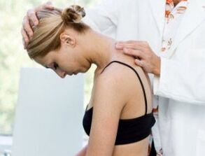 liječnik pregledava vrat na osteohondrozu
