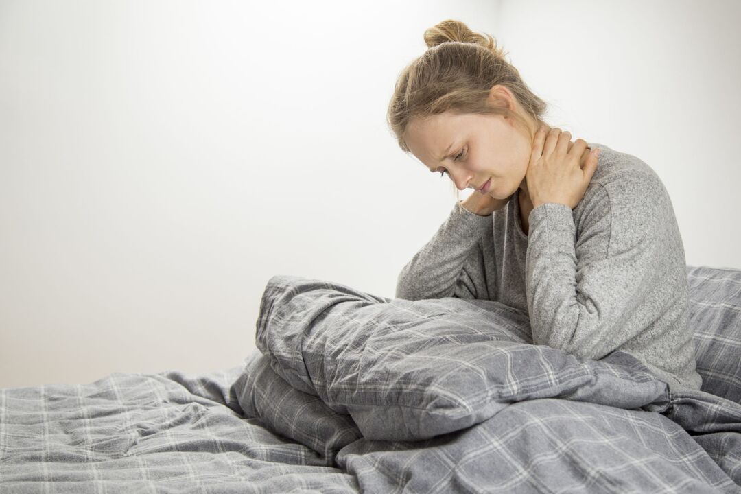 Žena sa simptomima cervikalne osteohondroze